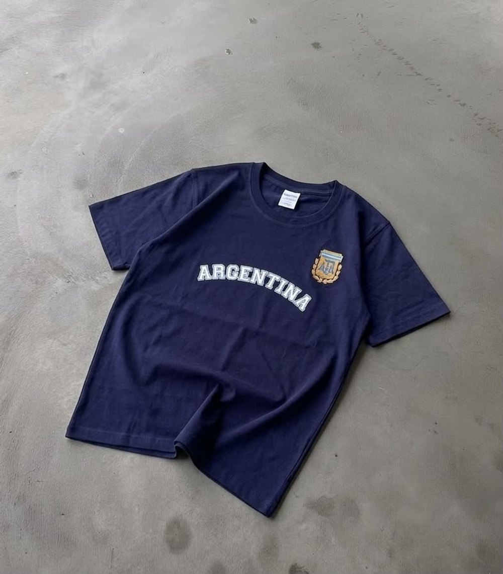 Remera azul estampada ARGENTINA con escudo, sobre cemento